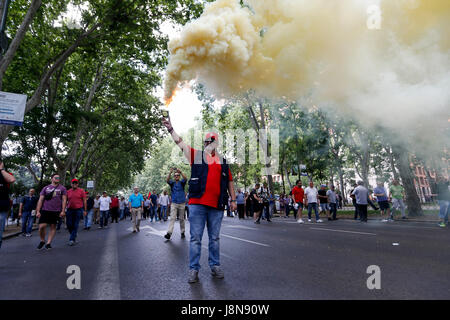 Madrid, Spain. 30th May, 2017. Taxi drivers demonstrate during a taxi strike against Uber and Cabify platforms in Madrid, on Tuesday 30, May 2017. Credit: Gtres Información más Comuniación on line,S.L./Alamy Live News Stock Photo