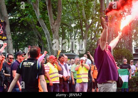 Madrid, Spain. 30th May, 2017. Taxi drivers from all over Spain are demonstrating in Madrid to protest against the position of the public authorities they believe favor unfair competition from multinational companies such as Uber and Cabify. The Madrid taxi will make twelve hours of unemployment, 6am to 6pm, in a day of national strike under the slogan 'Against the dismantling of the public sector of the taxi'. Photo: M.Ramirez / Alamy Live News Stock Photo