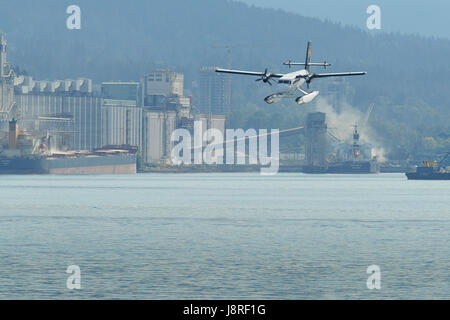 Harbour Air Seaplanes de Havilland Canada DHC-6 Twin Otter Floatplane  Landing At Vancouver Harbour Flight Centre, British Columbia, Canada. Stock Photo