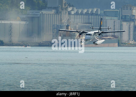 Harbour Air Seaplanes de Havilland Canada DHC-6 Twin Otter Floatplane  Landing At Vancouver Harbour Flight Centre, British Columbia, Canada. Stock Photo