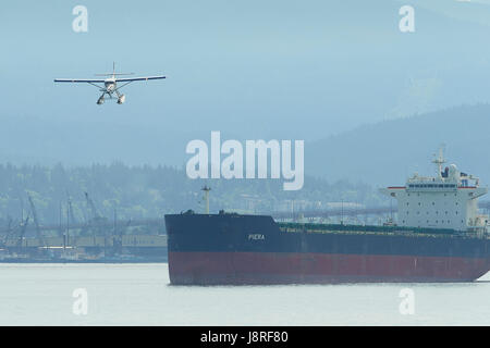 Harbour Air Seaplanes de Havilland Canada DHC-3-T Turbo Otter Floatplane Landing At The Vancouver Harbour Flight Centre, British Columbia, Canada. Stock Photo