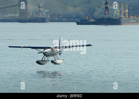 Harbour Air Seaplanes de Havilland Canada DHC-3-T Turbo Otter Floatplane Landing At The Vancouver Harbour Flight Centre, British Columbia, Canada. Stock Photo