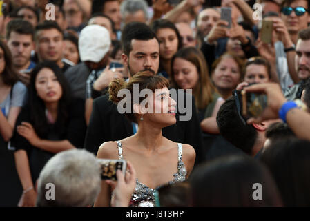 Madrid, Spain. 29th May, 2017. The French-Algerian actress Sofia Boutella, 35 years-old, poses for media during the premiere of 'La Momia' (The Mummy) at Callao cinema in Madrid. Credit: Jorge Sanz/Pacific Press/Alamy Live News Stock Photo