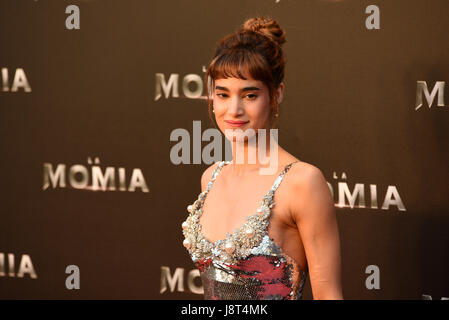 Madrid, Spain. 29th May, 2017. The French-Algerian actress Sofia Boutella, 35 years-old, poses for media during the premiere of 'La Momia' (The Mummy) at Callao cinema in Madrid. Credit: Jorge Sanz/Pacific Press/Alamy Live News Stock Photo