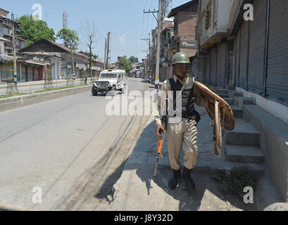 Srinagar, India. 30th May, 2017. An Indian Paramilitary personnel walks as the curfew being enforced. Curfew has been put in plcae in Kashmir on third day to counter the protests against the killing of Kashmiri Rebel Sabzar in an encounter with Indian Forces in Tral area of Kashmir on Saturday. Credit: Muzamil Mattoo/Pacific Press/Alamy Live News Stock Photo