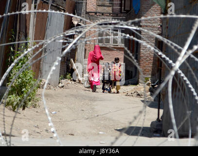 Srinagar, India. 30th May, 2017. A group of Kids going for tutions during curfew in Kashmir. Curfew has been put in plcae in Kashmir on third day to counter the protests against the killing of Kashmiri Rebel Sabzar in an encounter with Indian Forces in Tral area of Kashmir on Saturday. Credit: Muzamil Mattoo/Pacific Press/Alamy Live News Stock Photo