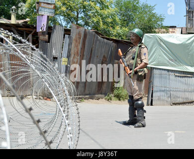 Srinagar, India. 30th May, 2017. An Indian paramilitary personnel stands guard on a deserted street during curfew in Kashmir. Curfew has been put in plcae in Kashmir on third day to counter the protests against the killing of Kashmiri Rebel Sabzar in an encounter with Indian Forces in Tral area of Kashmir on Saturday. Credit: Muzamil Mattoo/Pacific Press/Alamy Live News Stock Photo