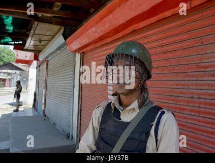 Srinagar, India. 30th May, 2017. An Indian paramilitary personnel qkeeps vigil on a deserted street during curfew in Kashmir. Curfew has been put in plcae in Kashmir on third day to counter the protests against the killing of Kashmiri Rebel Sabzar in an encounter with Indian Forces in Tral area of Kashmir on Saturday. Credit: Muzamil Mattoo/Pacific Press/Alamy Live News Stock Photo