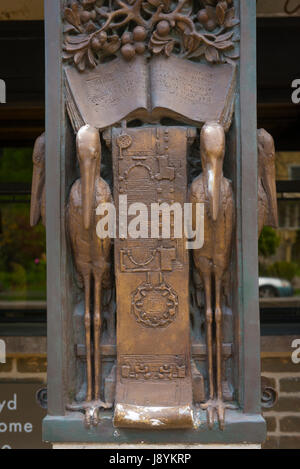 USA Chicago Avenue Illinois Frank Lloyd Wright Architect studio museum entrance bronze statue sculpture pelican Prairie Style built 1889 Stock Photo