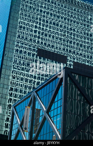 View Chicago River Illinois W Wacker Drive skyscrapers reflection reflective glass mirror modern contemporary blue sky abstract pattern Stock Photo