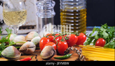 View of ingredients for delicious spaghetti alle vongole (clams) Stock Photo