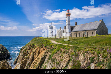 France, Brittany, Finistére department, Pointe Sant-Mathieu, view of the sémaphore signal station, the ruins of Saint Maur monastery and Saint-Mathieu Stock Photo