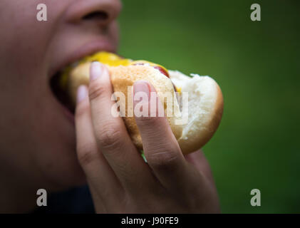 woman eating hot dog Stock Photo
