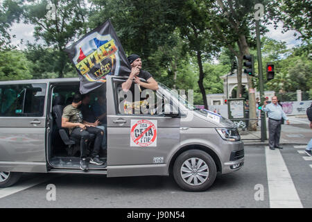 Madrid, Spain. 30th May, 2017. Thousands of taxi drivers demonstrate in Madrid against Uber and cabify Credit: Alberto Sibaja Ramírez/Alamy Live News Stock Photo