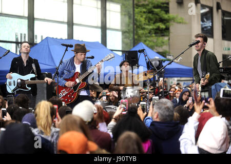 New York City. 29th May, 2017. Niall Horan performs on NBC's 'Today' Show at Rockefeller Plaza on May 29, 2017 in New York City. | Verwendung weltweit Credit: dpa/Alamy Live News Stock Photo