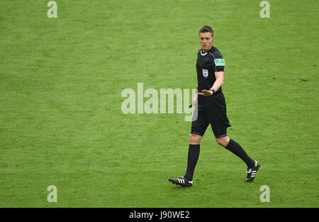 Munich, Germany. 30th May, 2017. Referee Daniel Siebert, photographed during the German Bundesliga 2nd division relegation soccer match between TSV 1860 Munich and Jahn Regensburg in the Allianz Arena in Munich, Germany, 30 May 2017. Photo: Andreas Gebert/dpa/Alamy Live News Stock Photo