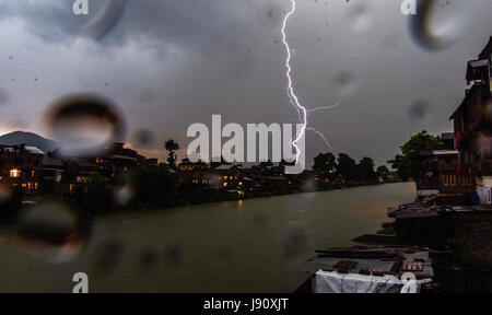 Srinagar, Jammu and Kashmir, India. 30th May, 2017. Lightning strikes over the river Jehlum on May 30, 2017 in Srinagar, the summer capital of Indian administered Kashmir, India. A hailstorm coupled with lightning and thunder lashed out on Srinagar overnight. There were no immediate reports about damage to houses or orchards. Photo by Yawar Nazir. Credit: Yawar Nazir/ZUMA Wire/Alamy Live News Stock Photo