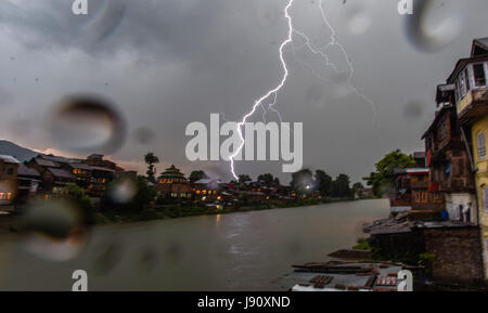 Srinagar, Jammu and Kashmir, India. 30th May, 2017. Lightning strikes over the river Jehlum on May 30, 2017 in Srinagar, the summer capital of Indian administered Kashmir, India. A hailstorm coupled with lightning and thunder lashed out on Srinagar overnight. There were no immediate reports about damage to houses or orchards. Photo by Yawar Nazir. Credit: Yawar Nazir/ZUMA Wire/Alamy Live News Stock Photo