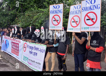 Dhaka, Bangladesh. 31st May, 2017.  Bangladeshi people hold up placards and banners as they march during World No Tobacco Day in Dhaka, Bangladesh. Credit: SK Hasan Ali/Alamy Live News Stock Photo