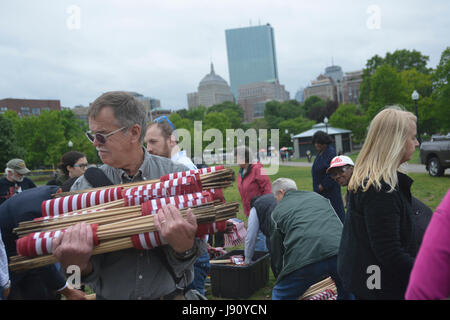 Boston, Massachusetts, USA. 31st May, 2017. Volunteers on Boston Common collect flags the day after Memorial Day for the organization Massachusetts Military Heroes Fund. Each year 37,000 flags are placed in honor of those who gave their lives in military service since the Revolutionary War of 1776. Credit: Kenneth Martin/ZUMA Wire/Alamy Live News Stock Photo