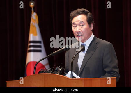 Seoul, South Korea. 31st May, 2017. South Korea's new Prime Minister Lee Nak-yon attends the inauguration ceremony in Seoul, South Korea, May 31, 2017. South Korea's parliament on Wednesday approved the nomination of Lee Nak-yon as the prime minister. Credit: Lee Sang-ho/Xinhua/Alamy Live News Stock Photo