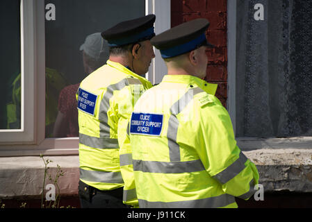 Manchester, UK. 31st May, 2017. Police Community Support Officers speak to a person on the street where part of the investigation in to the Manchester Arena explosion is taking place, in Manchester, United Kingdom, Wednesday, May 31, 2017. Greater Manchester Police are treating the explosion after the Ariana Grande concert, which took place on 05/22/2017 at Manchester Arena, as a terrorist incident. Credit: Jonathan Nicholson/Alamy Live News Stock Photo
