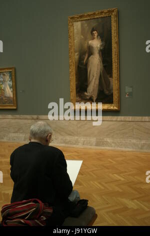 Man sketching in an Art Museum, based on classic works of art exposed in the gallery Stock Photo