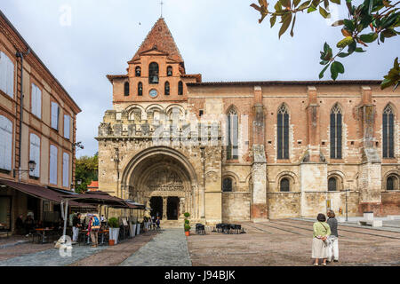 France, Tarn-et-Garonne (82), Moissac, abbaye Saint-Pierre, classé patrimoine mondial de l’UNESCO, la façade sud et le portail de l'église et la place