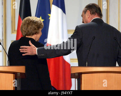 (dpa) - German Chancellor Angela Merkel (L) of the Christian Democratic Union (CDU) and French President Jacques Chirac take part in a press conference after their meeting in Paris, France, Wednesday, 23 November 2005. Merkel is on her first official inaugural visit in France as newly elected German Chancellor. Photo: Peer Grimm | usage worldwide Stock Photo