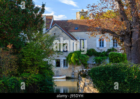 France, Yonne, Noyers or Noyers sur Serein, labelled Les Plus Beaux Villages de France (The Most beautiful Villages of France), house and Serein river Stock Photo