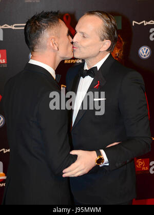 Designer David Delfin kisses singer Miguel Bose during Fundacion Lluita Contra el Sida Gala  David Delfin, one of the most relevant Spanish designers, died on Saturday of a cancer. This January also died his friend and muse Bimba Bose. Stock Photo