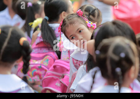 Quezon City, Philippines. 5th June, 2017. Students wait for the first day of school inside President Corazon C. Aquino Elementary School in Quezon City, the Philippines, June 5, 2017. Credit: Rouelle Umali/Xinhua/Alamy Live News Stock Photo