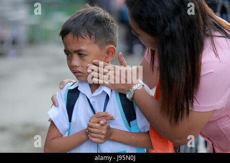 Quezon City, Philippines. 5th June, 2017. A student cries during the first day of school inside President Corazon C. Aquino Elementary School in Quezon City, the Philippines, June 5, 2017. Credit: Rouelle Umali/Xinhua/Alamy Live News Stock Photo