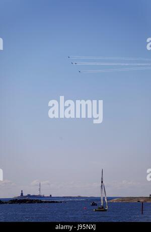 Helsinki, Finland. 4th June, 2017. People watch the air show performed by the Finnish Midnight Hawks aerobatic team in Helsinki, Finland, on June 4, 2017. The flag day of the Finnish Defence Forces was celebrated here on June 4 to memorize the birthday of Carl Gustaf Mannerheim, the commander-in-chief during the Second World War and 6th president of Finland. Credit: Zhang Xuan/Xinhua/Alamy Live News Stock Photo