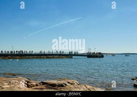 Helsinki, Finland. 4th June, 2017. People watch the air show performed by the Finnish Midnight Hawks aerobatic team in Helsinki, Finland, on June 4, 2017. The flag day of the Finnish Defence Forces was celebrated here on June 4 to memorize the birthday of Carl Gustaf Mannerheim, the commander-in-chief during the Second World War and 6th president of Finland. Credit: Zhang Xuan/Xinhua/Alamy Live News Stock Photo