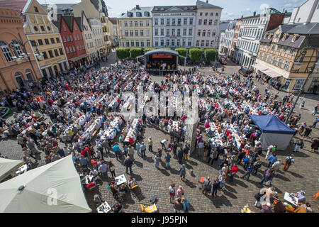Schwerin, Germany. 5th June, 2017. Visitors attend celebrations marking Whitsun Monday and the 500th anniversary of the Reformation in Schwerin, Germany, 5 June 2017. Around 2,000 Protestants and Catholics came together for the celebrations. Photo: Jens Büttner/dpa-Zentralbild/dpa/Alamy Live News Stock Photo