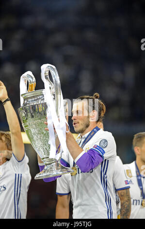 Cardiff, UK. 04th June, 2017. Gareth Bale of Real Madrid lifts the Champions League trophy after winning the UEFA Champions League Final between Juventus and Real Madrid CF at the National Stadium of Wales in Cardiff : Credit: Phil Rees/Alamy Live News Stock Photo