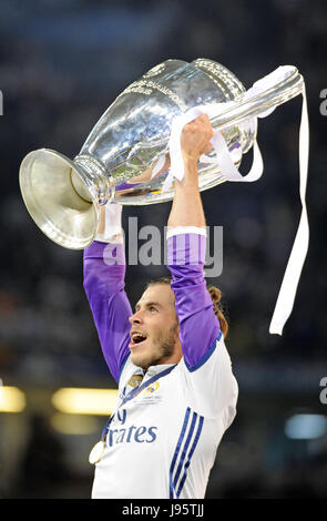 Cardiff, UK. 04th June, 2017. Gareth Bale of Real Madrid lifts the Champions League trophy after winning the UEFA Champions League Final between Juventus and Real Madrid CF at the National Stadium of Wales in Cardiff : Credit: Phil Rees/Alamy Live News Stock Photo