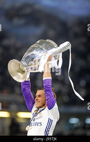 Cardiff, UK. 04th June, 2017. Gareth Bale of Real Madrid lifts the Champions League trophy after winning the UEFA Champions League Final between Juventus and Real Madrid CF at the National Stadium of Wales in Cardiff : Credit: Phil Rees/Alamy Live News Stock Photo