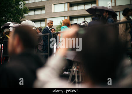London, UK. 5th June, 2017. Crowds gather in Potters Field Park to pay respects and stand vigil after the acts of Terror the previous night on London Bridge, and Borough. Credit: Simon King/ Alamy Live News Stock Photo