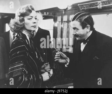 Murder on the Orient Express LAUREN BACALL (Mrs. Hubbard), ALBERT FINNEY (Hercule Poiret) Film, Fernsehen, Kriminalfilm, 70er Regie: Sidney Lumet aka. Murder on the Orient Express Stock Photo