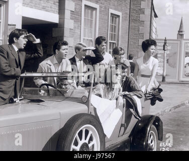 THE YOUNG ONES UK 1961 Sidney J. Furie The Young Ones in an oldtimer: RICHARD O'SULLIVAN, CLIFF RICHARD, TEDDY GREEN, ANNETTE ROBERTSON, MELVYN HAYES, CAROLE GRAY Regie: Sidney J. Furie Stock Photo