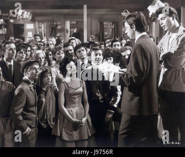 THE YOUNG ONES UK 1961 Sidney J. Furie The Young Ones: TEDDY GREEN, ANNETTE ROBERTSON, CAROLE GRAY, MELVYN HAYES, RICHARD O'SULLIVAN, CLIFF RICHARD Regie: Sidney J. Furie Stock Photo