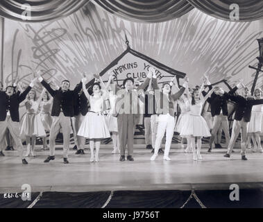 THE YOUNG ONES UK 1961 Sidney J. Furie The Young Ones on stage: RICHARD O'SULLIVAN, MELVYN HAYES, CAROLE GRAY, ROBERT MORLEY as Hamilton Black, CLIFF RICHARD, ANNETTE ROBERTSON, TEDDY GREEN Regie: Sidney J. Furie Stock Photo