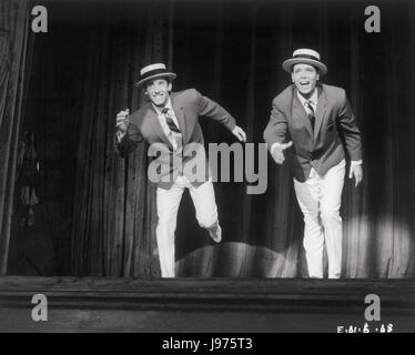 THE YOUNG ONES UK 1961 Sidney J. Furie The dancing MELVYN HAYES (Jimmy) and CLIFF RICHARD (Nicky) on stage. Regie: Sidney J. Furie Stock Photo