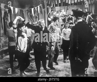 BARNACLE BILL UK 1957 Charles Frend The dancing ALEC GUINNESS as William Horatio Ambrose Regie: Charles Frend Stock Photo