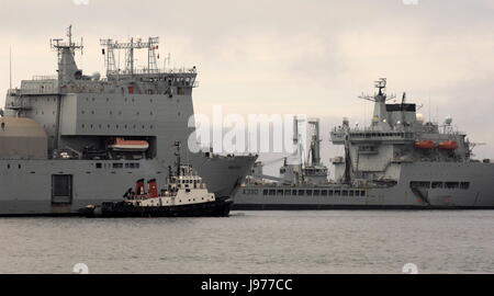 AJAXNETPHOTO. 29TH MAY, 2017. PLYMOUTH, ENGLAND. - IN PASSING - RFA SUPPORT SHIP MOUNTS BAY (LEFT) OUTWARD BOUND TO SEA FROM THE SOUND PASSING RFA WAVE RULER (RIGHT).  PHOTO:JONATHAN EASTLAND/AJAX REF:D172905 6534 Stock Photo