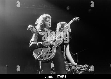 Steve Harley and Jo Partridge of the British rock pop group Cockney Rebel on stage in Hammersmith London in 1976. Stock Photo