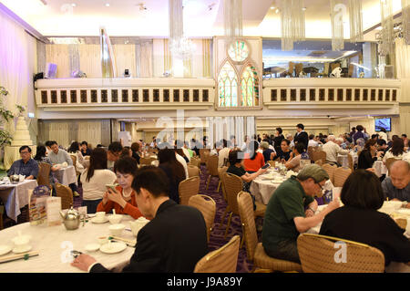 Hong Kong, China. 29th May, 2017. People enjoy tea at a teahouse in Hong Kong, south China, May 29, 2017. July 1, 2017 marks the 20th anniversary of Hong Kong's return to the motherland. Credit: Qin Qing/Xinhua/Alamy Live News Stock Photo