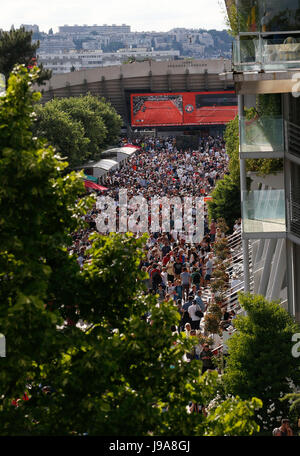 Paris, France. 31st May, 2017. Spectators are seen on the thoroughfare on Day 4 at French Open Tennis Tournament 2017 in Roland Garros, Paris, France, on May 31, 2017. Credit: Han Yan/Xinhua/Alamy Live News Stock Photo